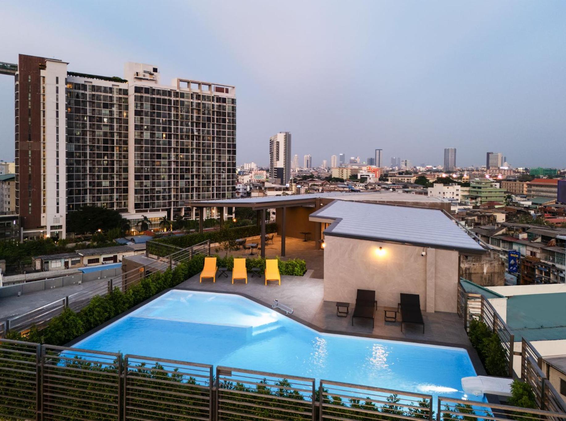โรงแรม Lumen Udomsuk Station 4*
